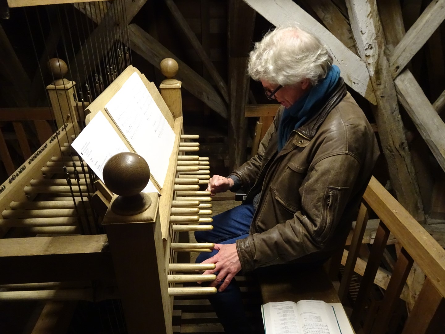 DSC01529HenkVeldman achter klavier Hemonycarr. (Groot)