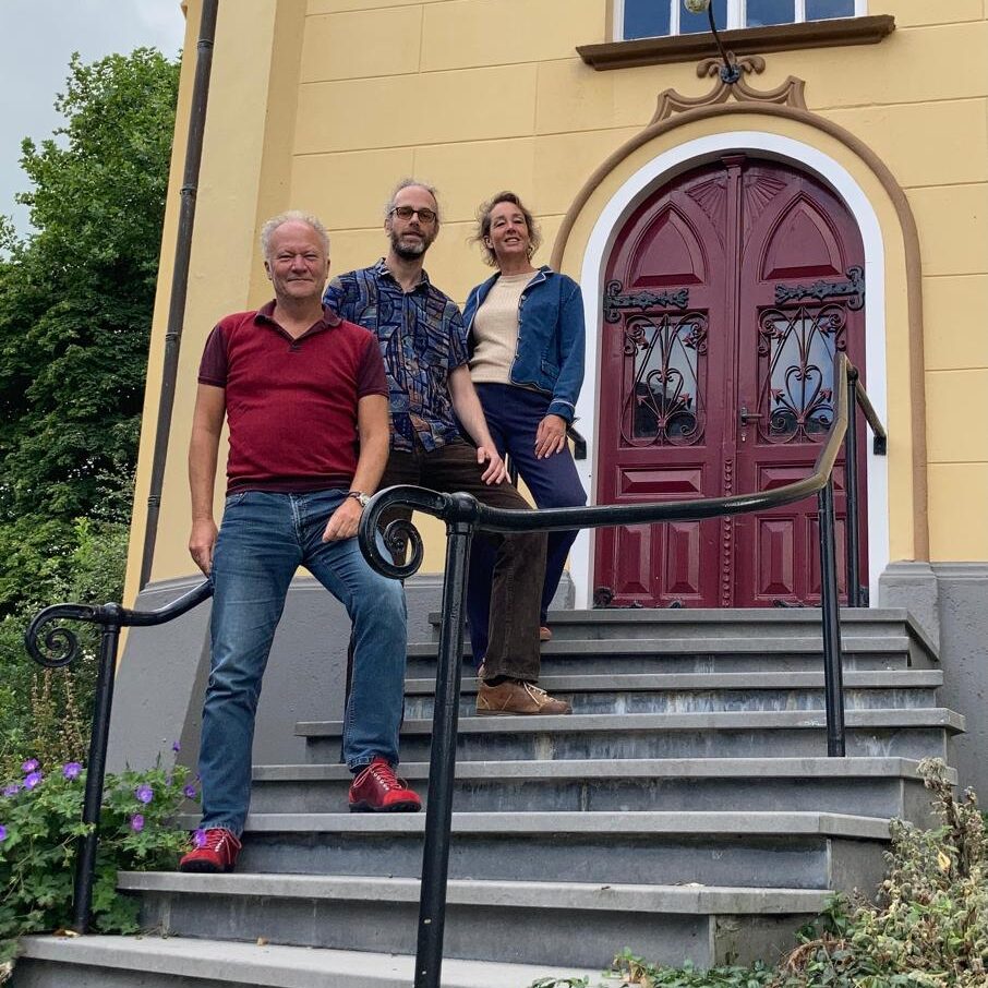 Klankkoor Evert-Liesbeth-Harm-Jan-voor-kerk-Usquert-edited