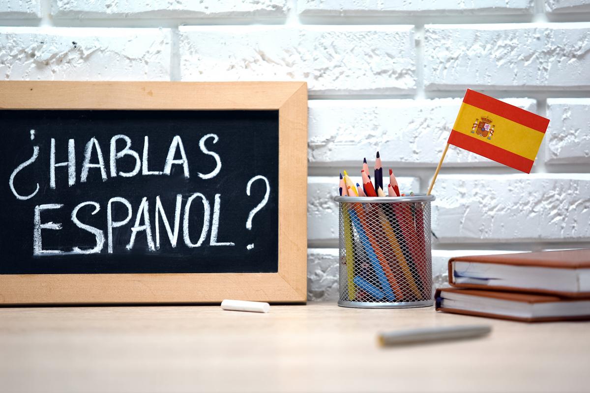 cartel-de-hablas-espanol-sobre-una-mesa